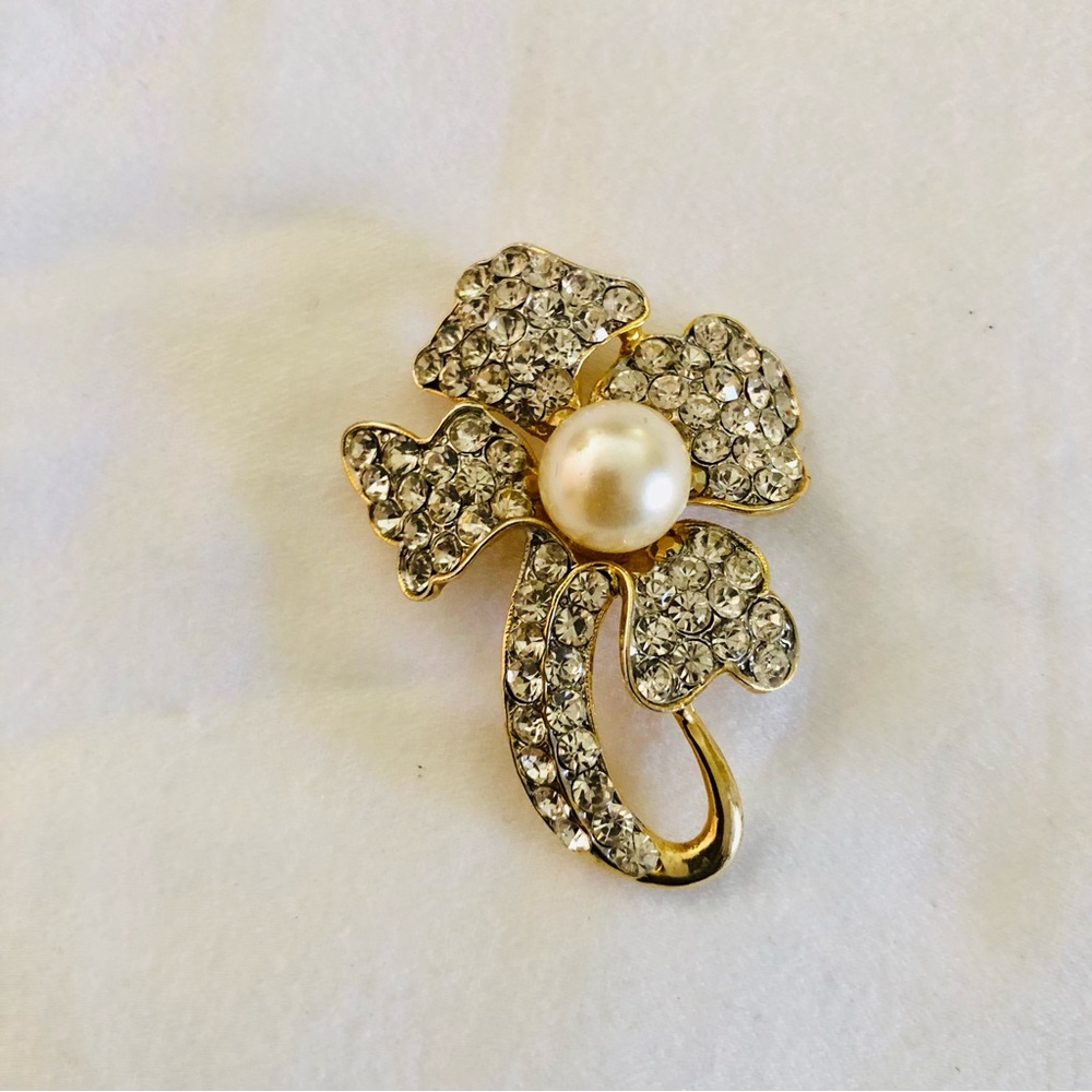 Classy leaf, rhinestone and pearl pin, wear everywhere- hat collar and lapel